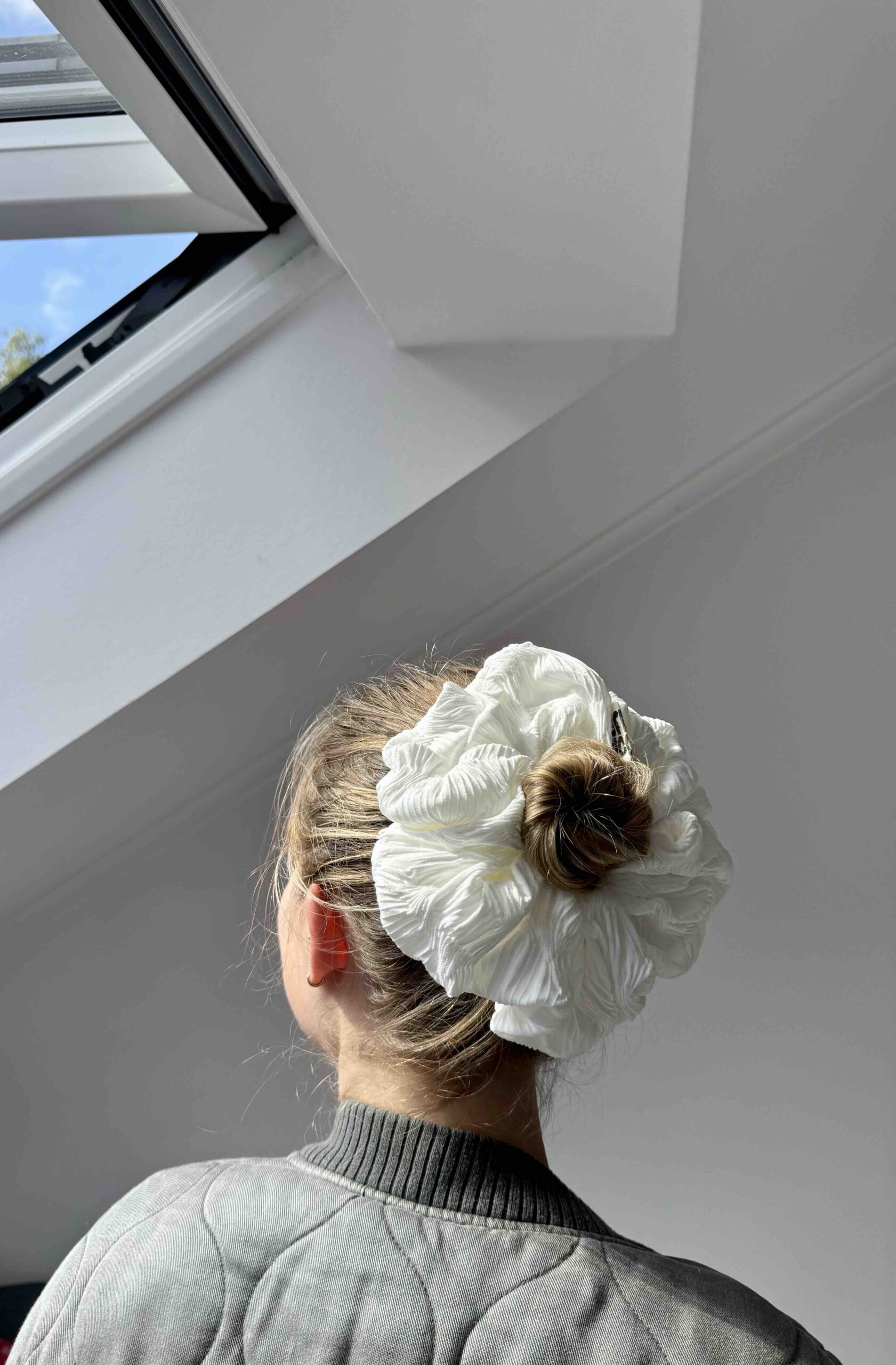 Swan massive Scrunchie - Image 3