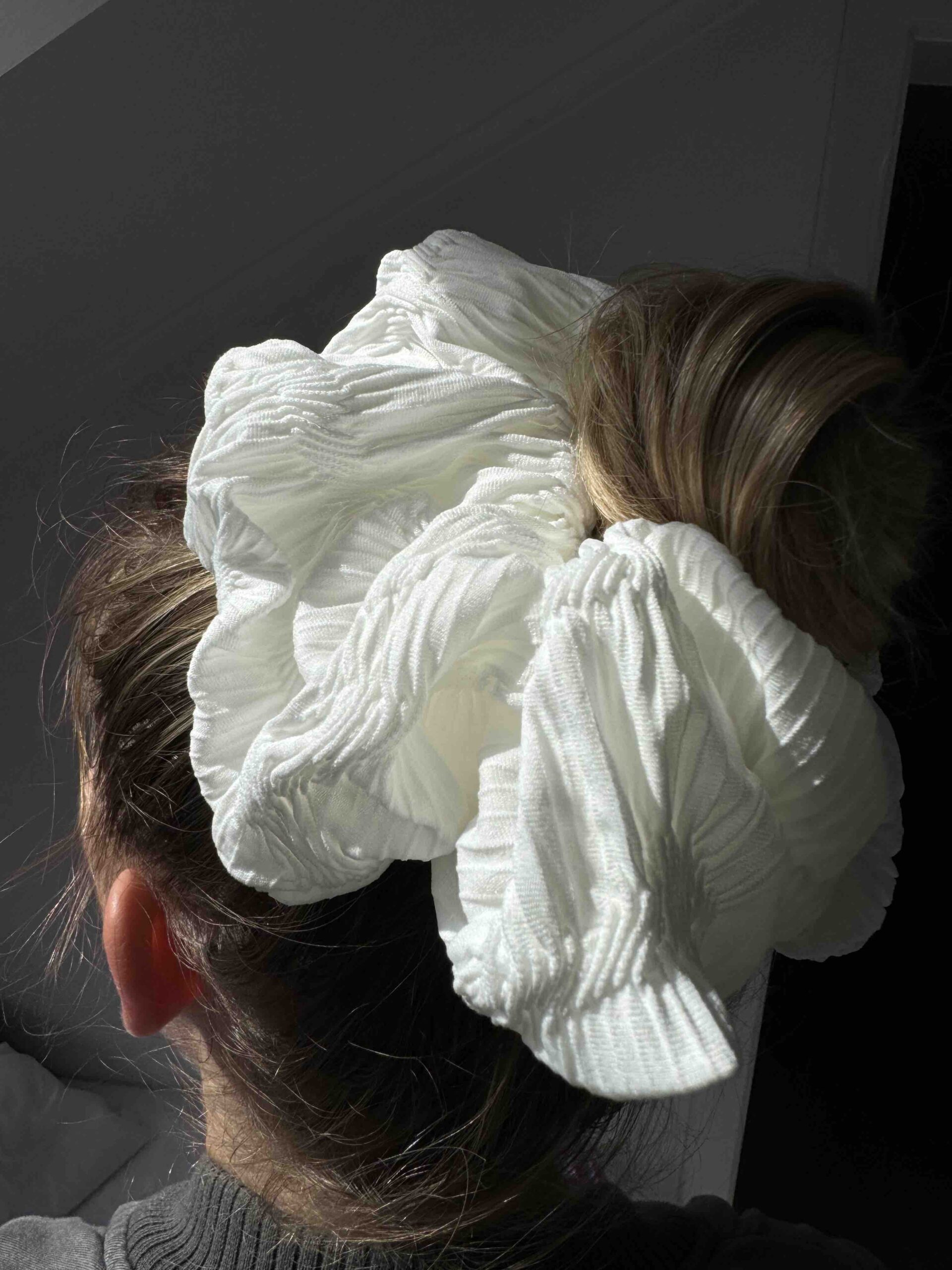 Swan massive Scrunchie - Image 4
