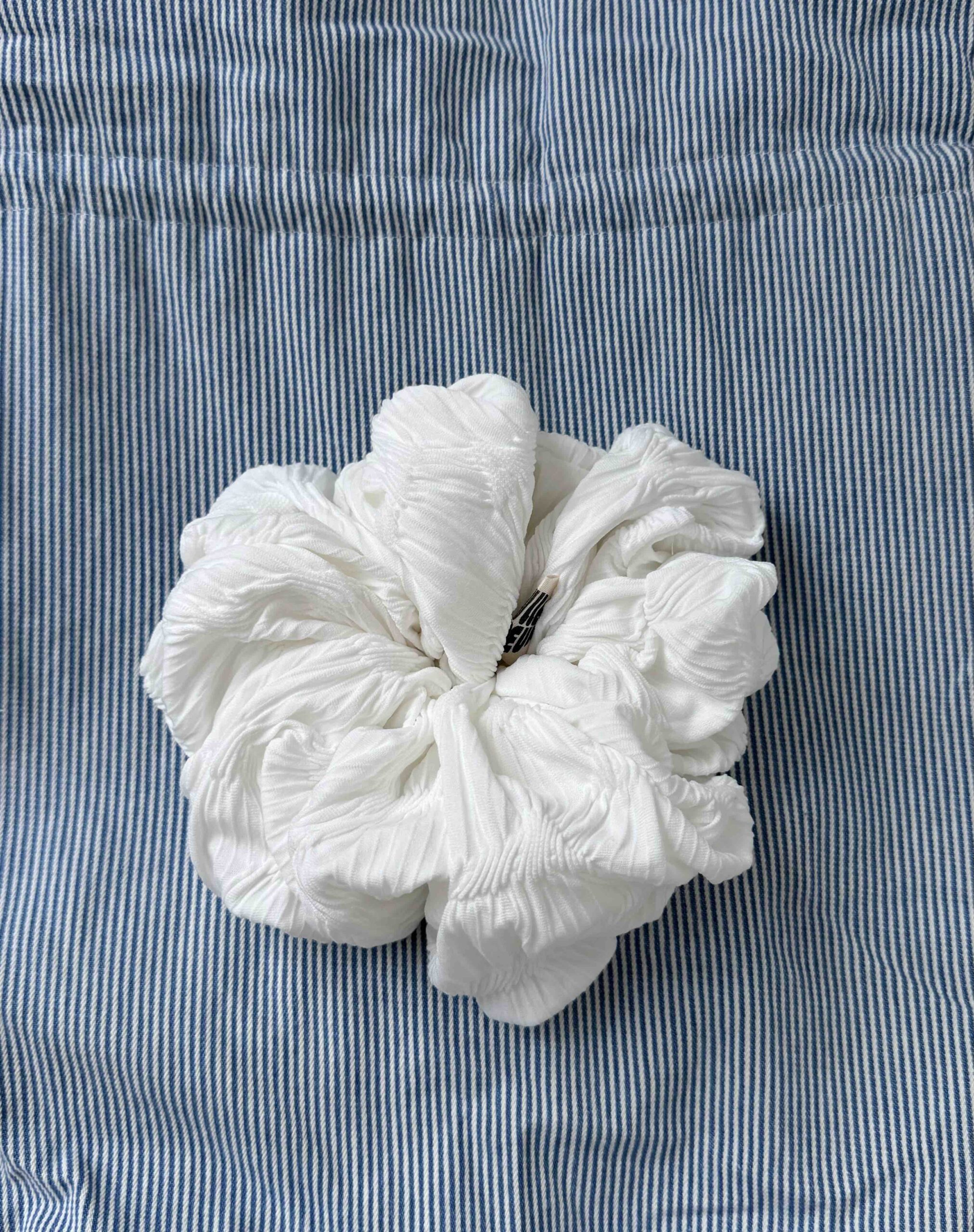 Swan massive Scrunchie - Image 2